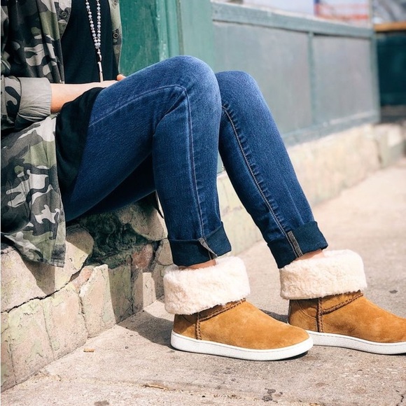 Ugg “Mika” suede sheepskin boots - size 9 - Picture 4 of 6